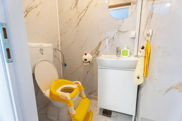 Dječji WC s prilagođenom daskom i stepenicom