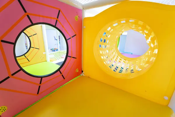 Tunel i okno u mekanoj penjalici