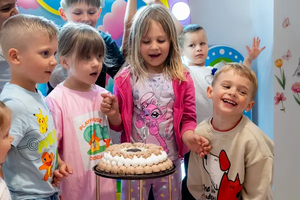 Veselje oko torte