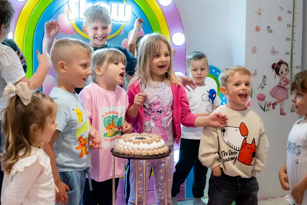 Slavljenica i gosti uz tortu