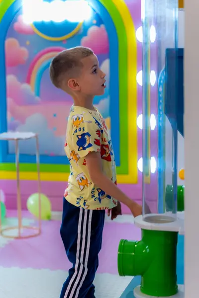Kod interaktivnog zida s cijevima