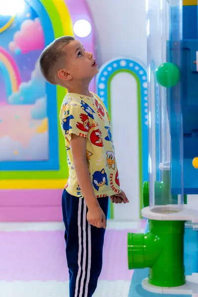 Loptica putuje kroz prozirnu cijev
