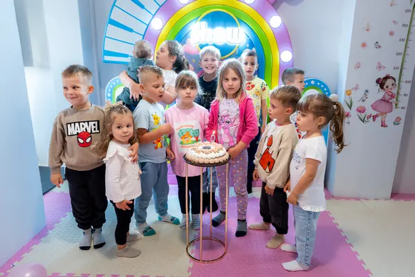 Skupna fotografija uz tortu