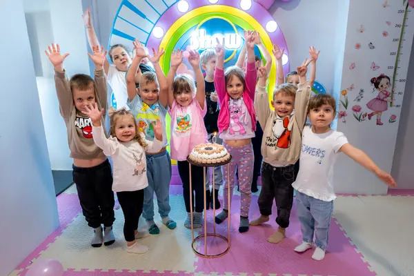 Ruke u zrak oko rođendanske torte