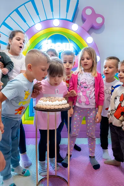 Svi zajedno pušu svjećicu