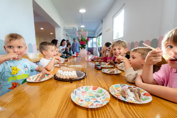 Uživanje u torti za stolom
