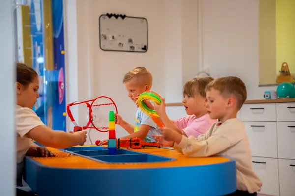Igra za velikim stolom s obručima i košem