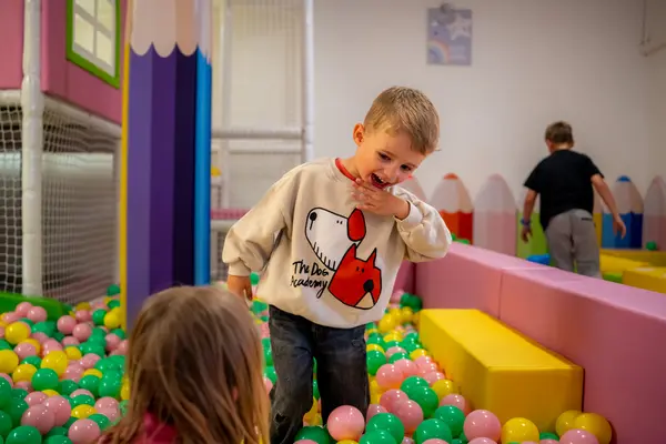 Veselje u bazenu s lopticama