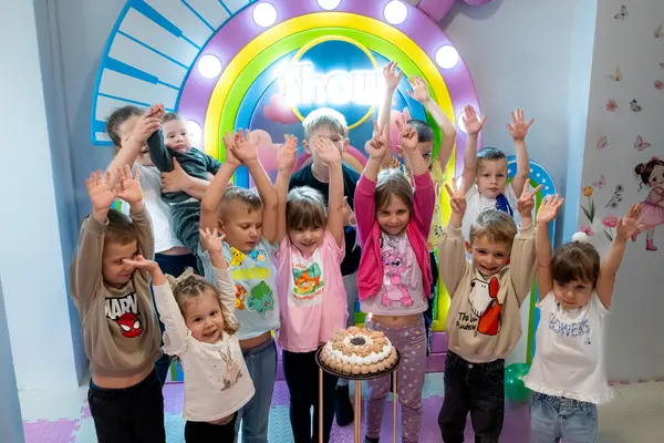 Cijela ekipa oko torte