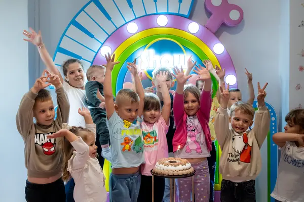 Ruke u zrak pred Show pozadinom