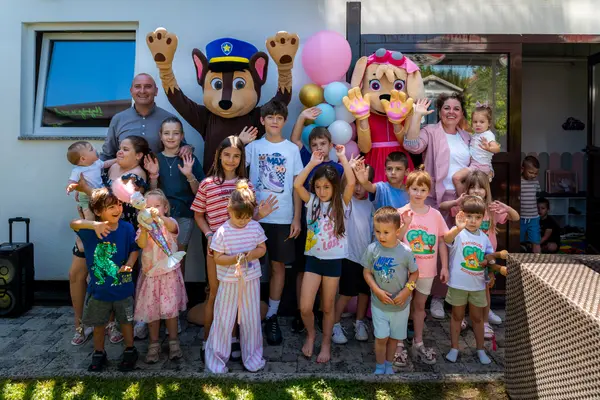 Zajednička fotografija gostiju pred igraonicom