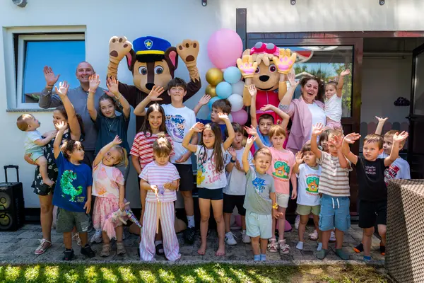 Svi gosti mašu pred ulazom