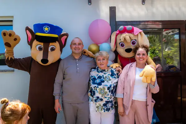 Domaćini s maskotama pred ulazom