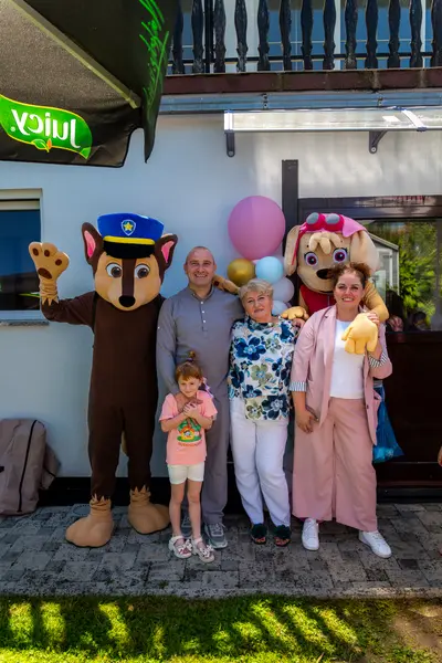 Obiteljska fotografija pred ulazom