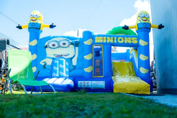 Napuhanac Minions u dvorištu