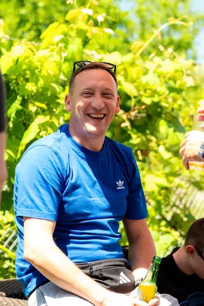 Dobro raspoloženje u dvorištu