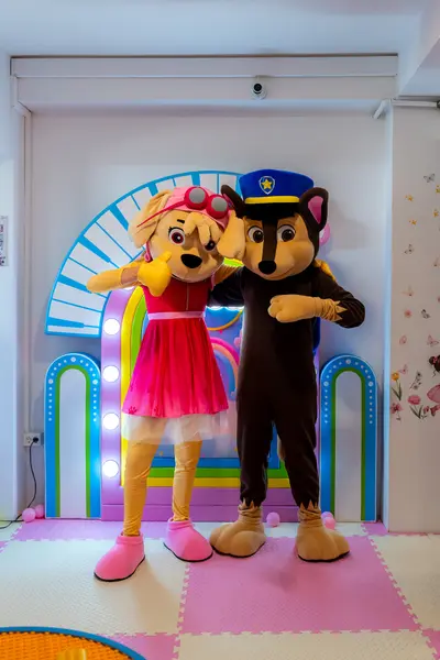 Maskote pred svjetlećim lukom