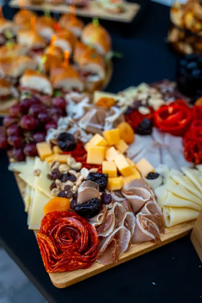 Ruža od salame na plati