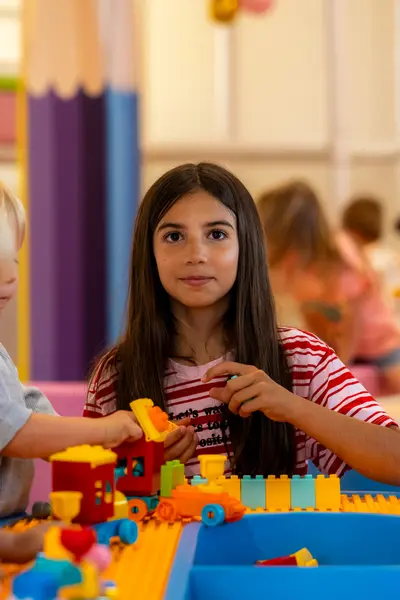 Za stolom s lego vlakićem