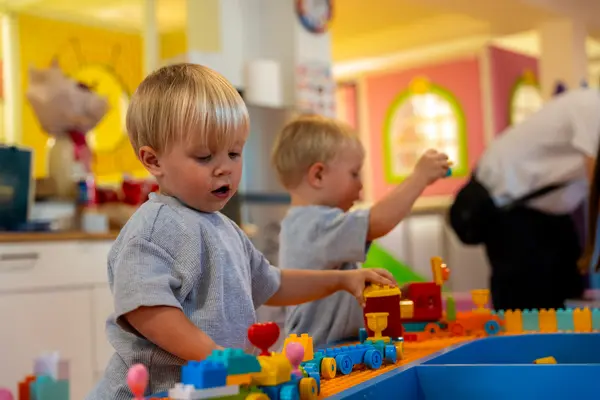 Najmlađi graditelji za lego stolom